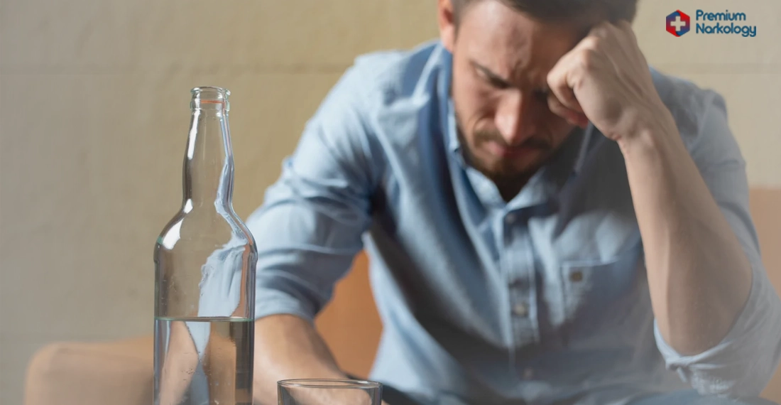 мужчина над бутылкой